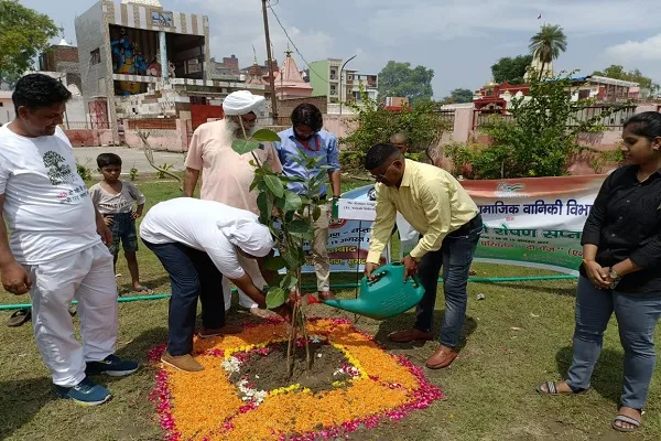 मुरादाबाद : बरगद और पीपल के रोपे पौधे, पर्यावरण संरक्षण का लिया संकल्प