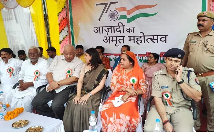 बलिया : डीएम ने 15 स्वतंत्रता सेनानी परिवार को किया सम्मानित