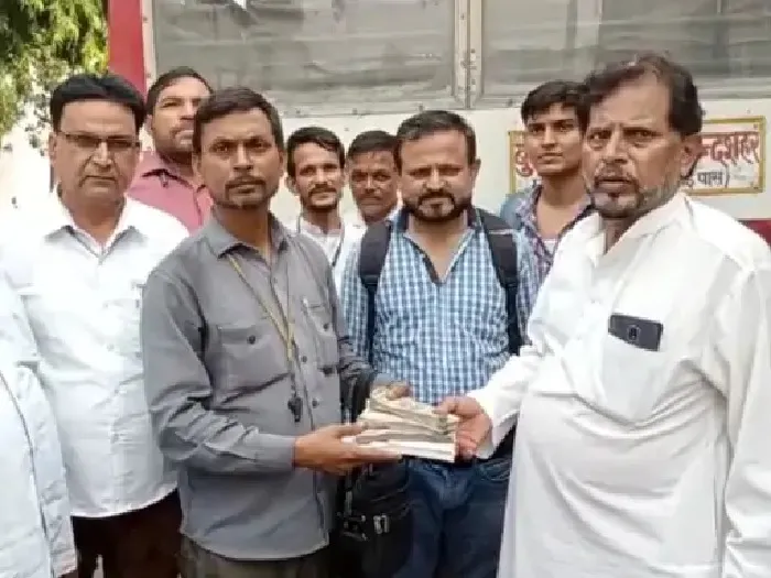 बुलंदशहर : बस कंडेक्टर ने व्यापारी के चेहरे पर लौटाई मुस्कान…आप भी जानें