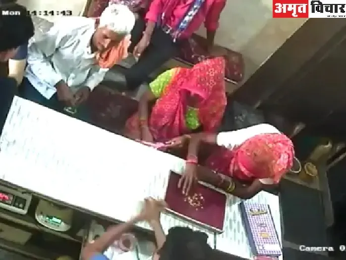 बुलंदशहर : ज्वैलरी शोरूम में सोना निगल गई महिला…सीसीटीवी ने खोला राज