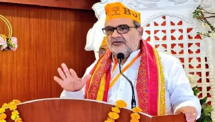 लखनऊ : शताब्दी से आ रहे बीजेपी प्रदेश अध्यक्ष के लिए रेलवे ने रोक दिया इंटरलॉकिंग कार्य
