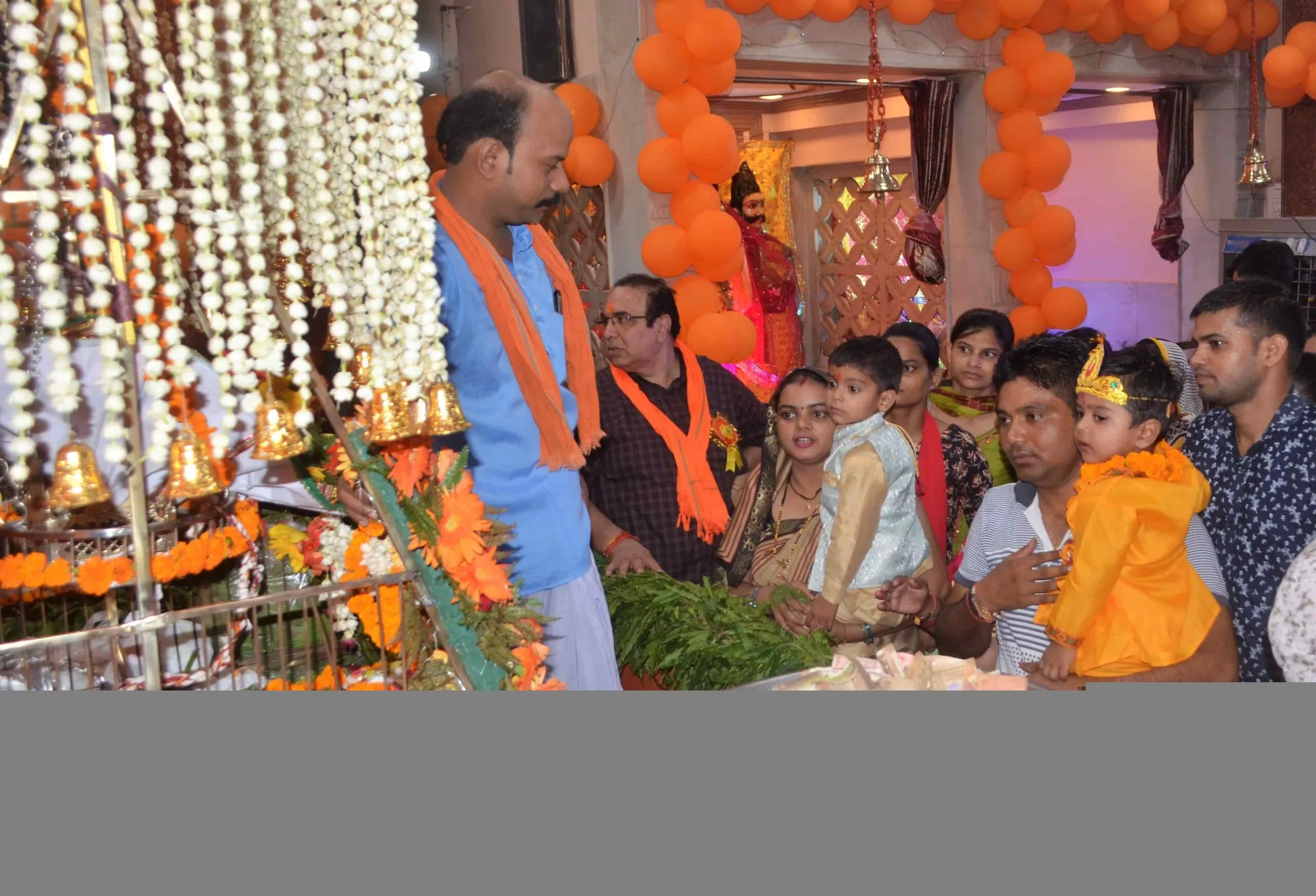 मनोकामना मंदिर में भगवान श्रीकृष्ण के दर्शन करते श्रद्धालु।