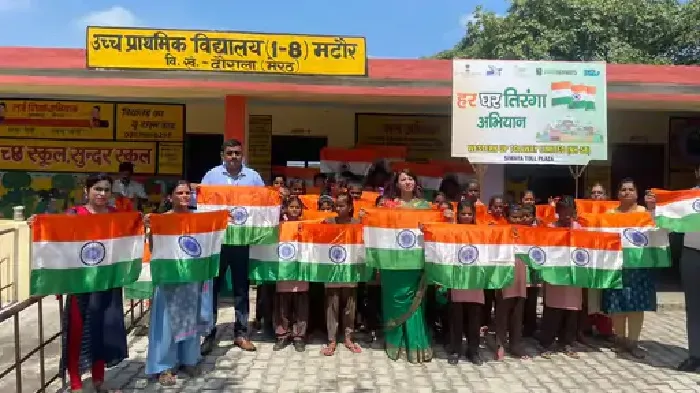 मेरठ : हाथ में तिरंगा थामें अमृत महोत्सव के रंग में सराबोर हैं बच्चे…पढ़ें पूरी खबर