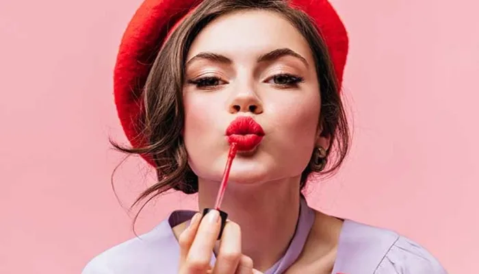 मैट लिपस्टिक को आसानी से होंठों से हटाने के लिए अपनाएं यह टिप्स, Lips दिखेंगे खूबसूरत