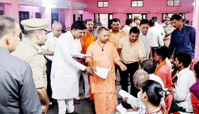 गोरखपुर में लगा योगी का जनता दरबार, फरियादियों की समस्याएं सुनकर समाधान का दिया आश्वासन