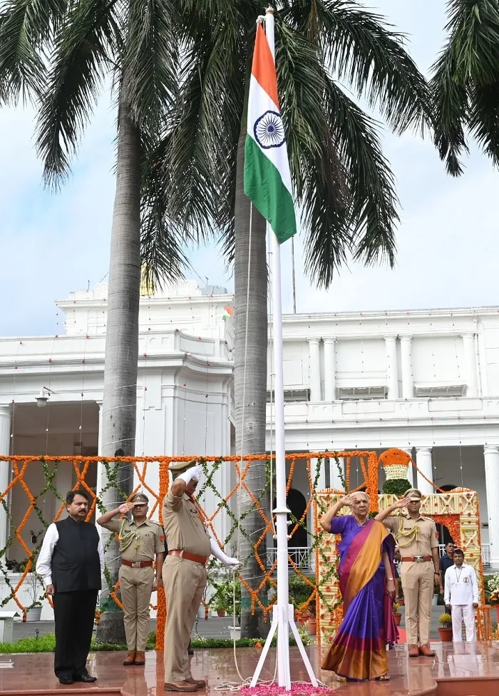 लखनऊ : ध्वजारोहण के बाद राज्यपाल ने राष्ट्रपति पदक से किया सम्मानित…जानें कौन हैं यह