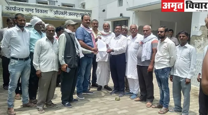 रायबरेली : किसानों की समस्या को लेकर बीडीओ से मिलने पहुंचे कांग्रेस कार्यकर्ता…जानें क्या है पूरा मामला  