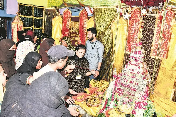 मुरादाबाद : चांदी वाले ताजिए पर हाजिरी देकर अकीदतमंदों ने मांगी मन्नतें