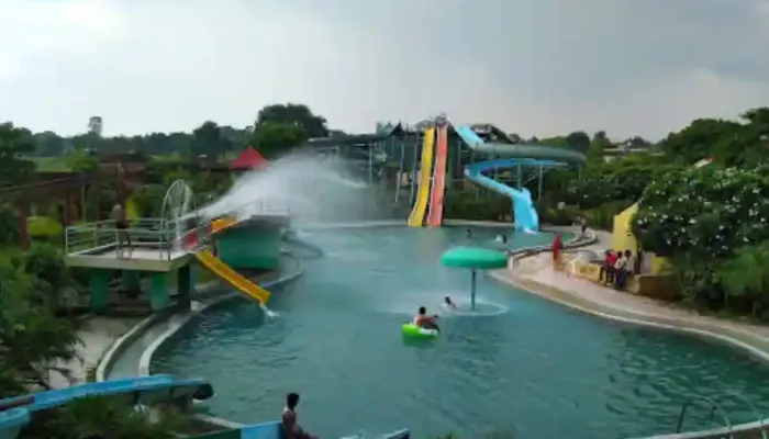 वाराणसी: वाटर पार्क में क्लास-2 के बच्चे की डूबने से हुई मौत, परिजनों ने धरना देकर की कार्रवाई की मांग