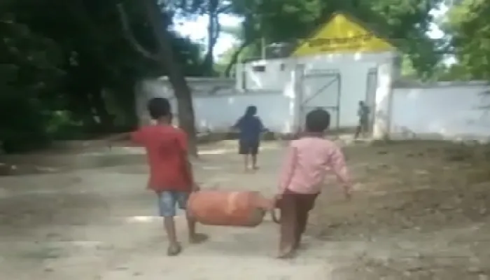 अयोध्या : परिषदीय विद्यालय में सिलेंडर ढोते दिखे बच्चे, वीडियो वायरल