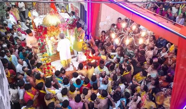 संभल : धूमधाम से निकाली श्री कल्कि विष्णु भगवान की शोभायात्रा, ढोल की धुन पर कलाकारों ने दी प्रस्तुति