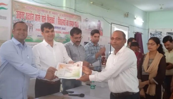 रायबरेली: सलोन विधायक ने ऊंचाहार के पांच स्कूलों को दिया पुरस्कार