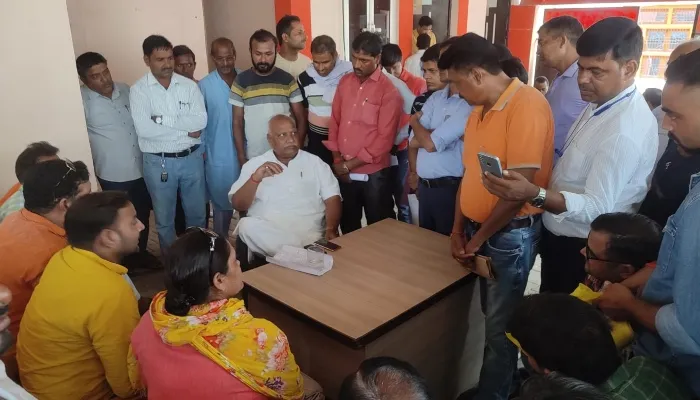 अयोध्या: प्राधिकरण की कार्रवाई से नाराज लोग पहुंचे सांसद दरबार