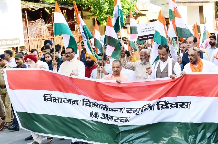 लखनऊ : विभाजन विभीषिका स्मृति दिवस पर सीएम ने निकाला मौन पैदल मार्च
