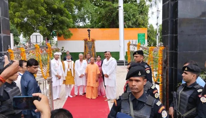रायबरेली पहुंचे सीएम योगी, राना बेनी माधव को दी श्रद्धांजलि