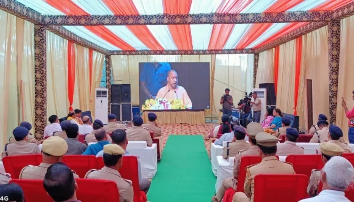 कानपुर: सीएम योगी ने वर्चुअल माध्यम से आरक्षियों के लिए नई बैरक का किया उदघाटन