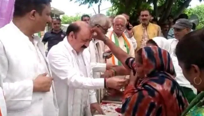 रायबरेली: समारोह में सोनिया गांधी के प्रतिनिधि को हजारों महिलाओं ने बांधी राखी