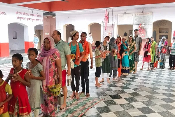 अमरोहा : मंदिरों में उमड़ी शिवभक्तों की भीड़, भोलेनाथ का किया जलाभिषेक
