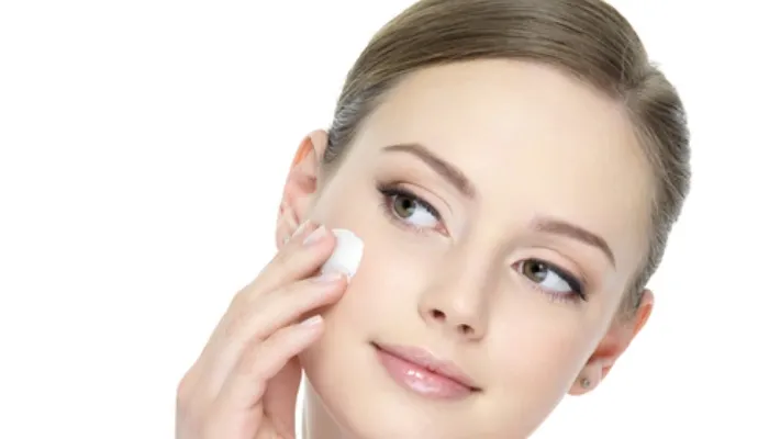 स्किन टोनिंग के लिए घर पर बनाएं नेचुरल टोनर, चेहरा बनेगा चमकदार