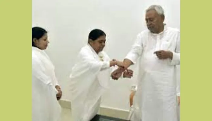 जौनपुर: स्वतंत्रता संग्राम सेनानी की 115 साल पत्नी को जिलाधिकारी ने किया सम्मानित