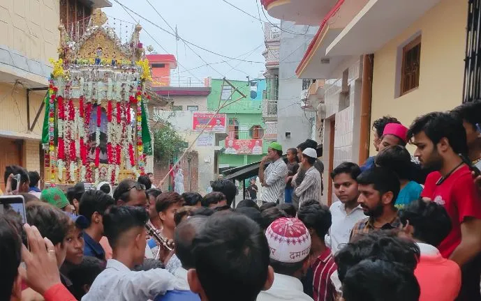 बरेली: मातमी धुनों के साथ उठाया गया जुमेरात वाला ताजिया