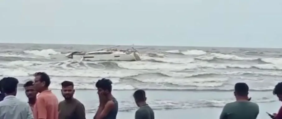 महाराष्ट्र के रायगढ़ में मिली ऑस्ट्रेलियाई नागरिक की नाव, तीन AK 47 समेत कई हथियार बरामद, फडणवीस बोले- आतंकी एंगल की पुष्टि नहीं