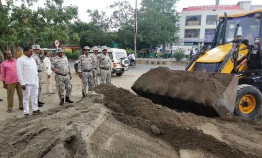 बरेली: नगर निगम का अतिक्रमण हटाओ अभियान, अवैध रेता-बजरी का कारोबार करने वालों पर जुर्माना