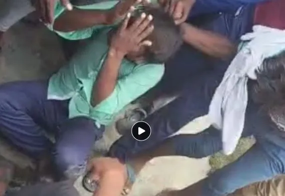 बदायूं: बच्चा चोर समझकर युवक को पीटा, Video Viral