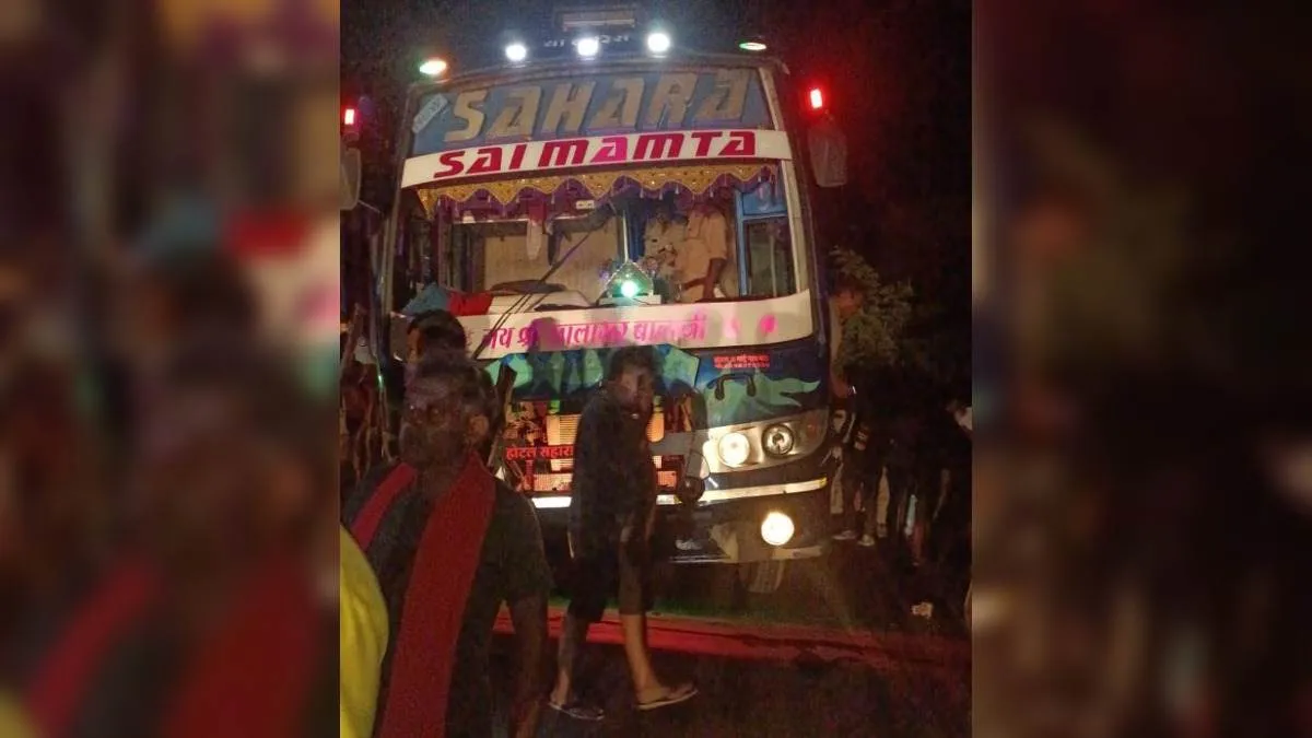 बाराबंकी में बड़ा सड़क हादसा: ट्रक ने खड़ी बस को मारी टक्कर, चार लोगों की मौत