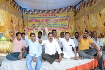 हल्द्वानी: शनि बाजार को ठेके पर देने के विरोध में व्यापारियों का प्रदर्शन जारी