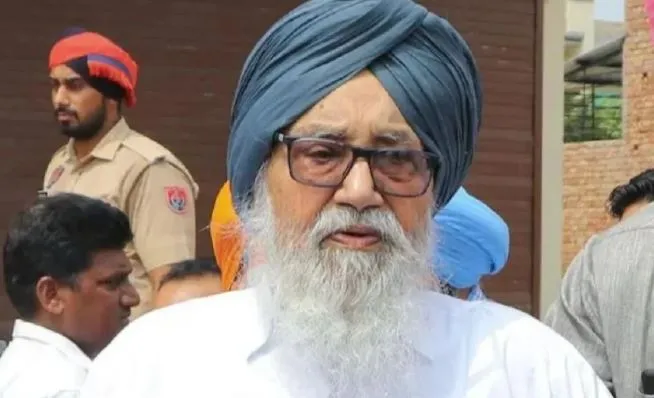 शिरोमणि अकाली दल के नेता प्रकाश सिंह बादल अस्पताल में भर्ती, जानें वजह
