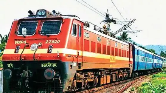 चलती ट्रेन से मनचले ने बेटे के सामने मां को फेंका, छेड़छाड़ का किया था विरोध