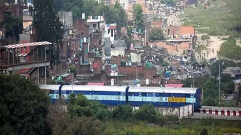 नैनीताल: बनभूलपुरा में रेलवे की भूमि पर अतिक्रमण संबंधी याचिका पर सुनवाई, मुख्य न्यायाधीश ने दूसरी पीठ को भेजा मामला