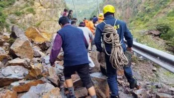 देहरादून: डीडीआरएफ ने खाई में गिरे नेपाली युवक को रेस्क्यू कर स्वास्थय केंद्र भेजा