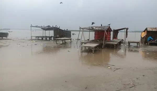 अमरोहा : गंगा नदी उफान पर, कर रही कटान, डीएम ने सभी बाढ़ चौकियों को किया अलर्ट