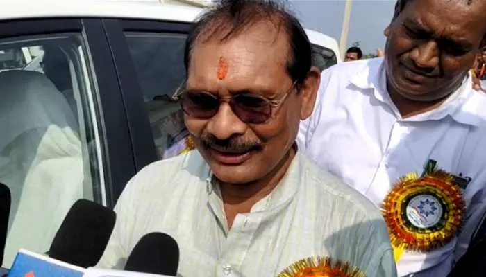Video: मंत्री का बेतुका बयान- खराब सड़कों से कम होती हैं दुर्घटनाएं, शराब पर भी दिया ज्ञान