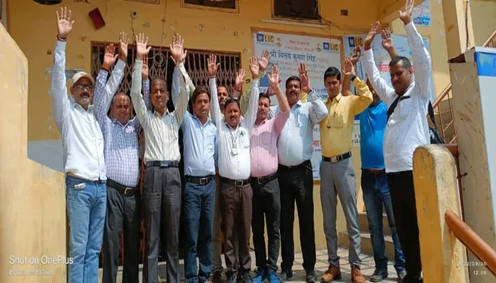 बहराइच: अभिकर्ताओं ने कार्य बहिष्कार कर किया प्रदर्शन, सौंपा ज्ञापन