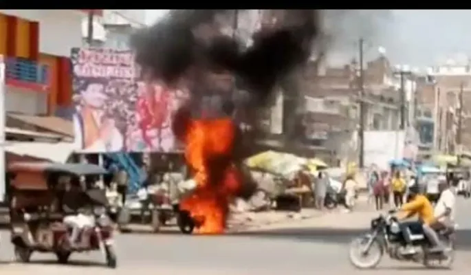 उन्नाव: नानामऊ तिराहे पर आग का गोला बनी बाइक, मचा हड़कंप