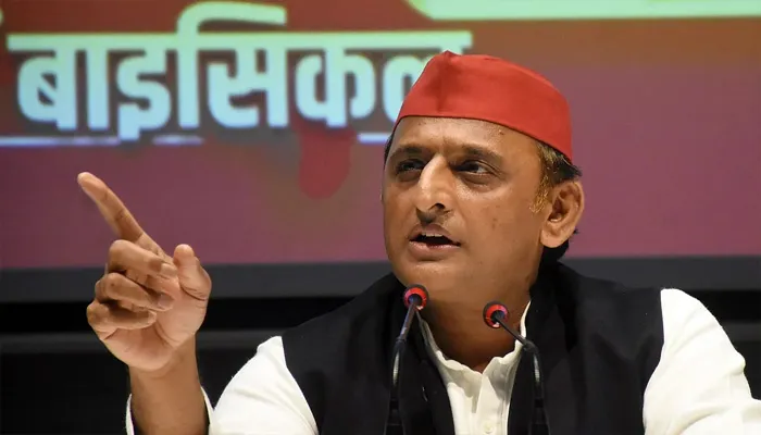 सरकारी स्कूलों को पूंजीपतियों को देने की योजना बना रही है योगी सरकार: अखिलेश यादव