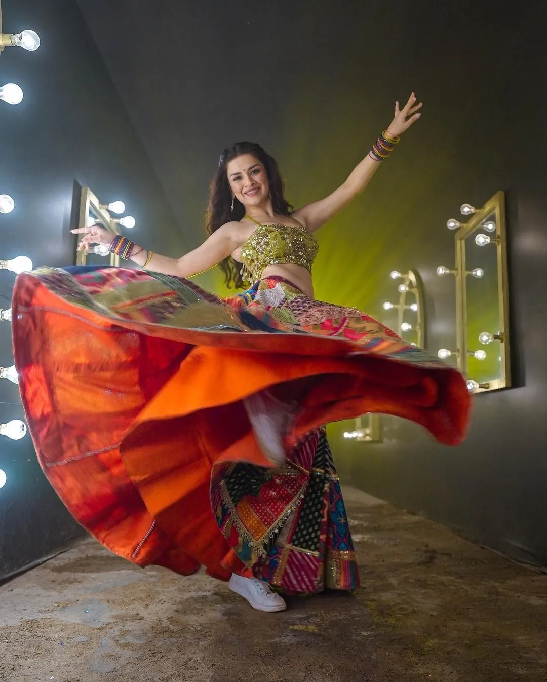 Avneet Kaur Garba Look : अवनीत कौर ने फ्लॉन्ट किया टोन्ड फिगर, तस्वीरें देख फैंस बोले-Wow