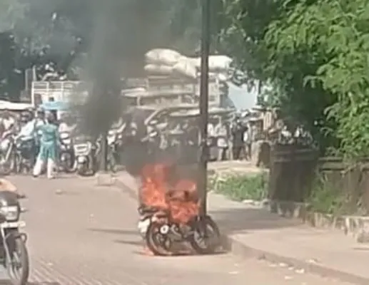 लखनऊ: सड़क पर खड़ी बाइक में अचानक लगी आग, मचा हड़कंप