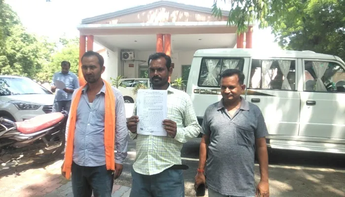 बहराइच: बिना आदेश के पुलिस और राजस्व टीम ने मकान पर चलाया बुलडोजर