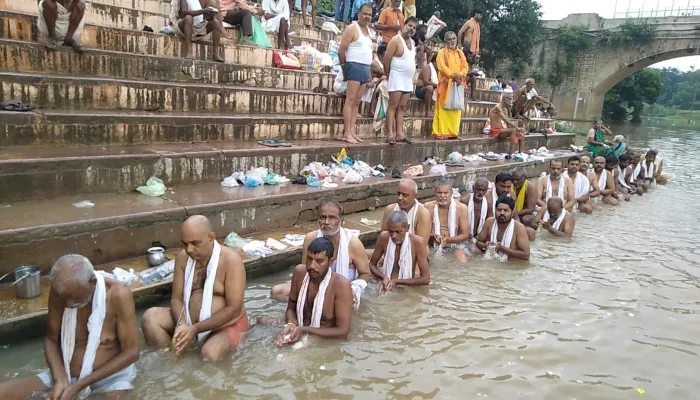 चित्रकूट: पितृविसर्जन अमावस्या पर लगा लाखों का जमावड़ा, भगवान राम ने यहीं किया था पिता का पिंडदान