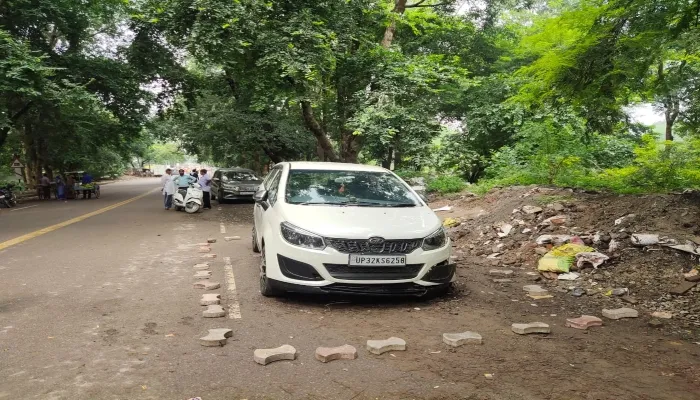 लखनऊ: कार में में मिला ड्राइवर का शव, जांच में जुटी पुलिस की टीम