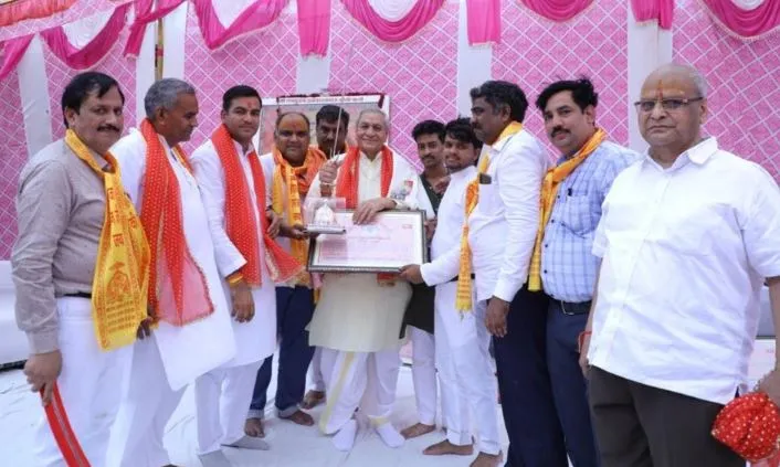 मथुरा: महाराजा अग्रसेन मानव सेवा संस्थान ने किए विभिन्न कार्यक्रम आयोजित, कैबिनेट मंत्री को भेंट की स्मृति चिन्ह