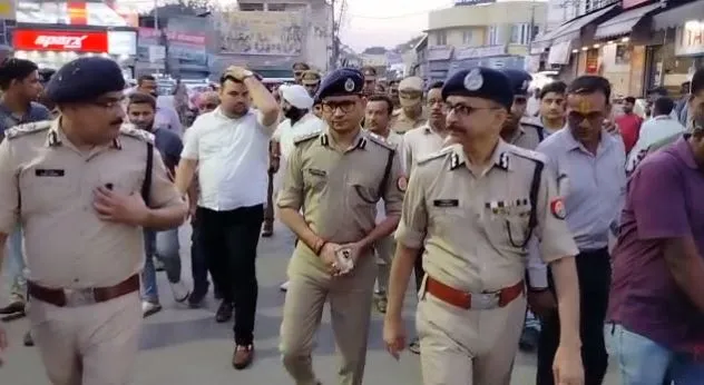 बरेली: एडीजी ने निकाला फ्लैग मार्च, त्योहारों को लेकर देखी पुलिस व्यवस्था