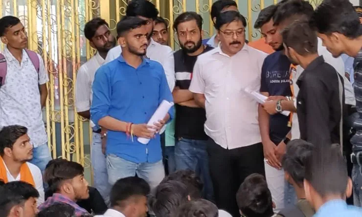 बरेली: परीक्षा परिणामों में गड़बड़ी को लेकर रुहेलखंड विश्वविद्यालय में छात्रों ने किया हंगामा, गेट पर जड़ा ताला