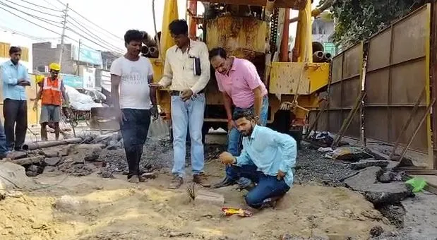 विधि विधान से पूजा पाठ कर रखी कुतुबखाना पुल की नींव, निर्माणकार्य ने पकड़ी रफ्तार