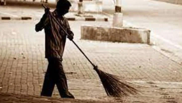 पीलीभीत: डीएम के तबादला से लटक गई सफाई कर्मियों की मूल स्थानों पर तैनाती