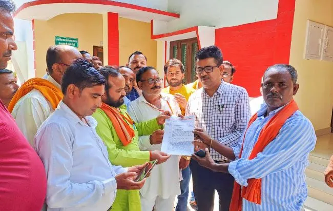 शाहजहांपुर: कोटेदारों ने कमीशन भुगतान की उठाई मांग, सिटी मजिस्ट्रेट को सौंपा ज्ञापन